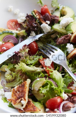 Salad with haloumi and knife and fork