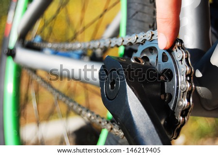 A closeup picture of a mountain bike and its mechanism.