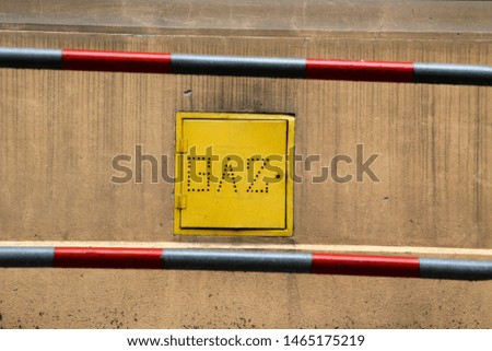 Gas signal on a wall