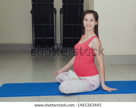 pregnant woman training in the gym