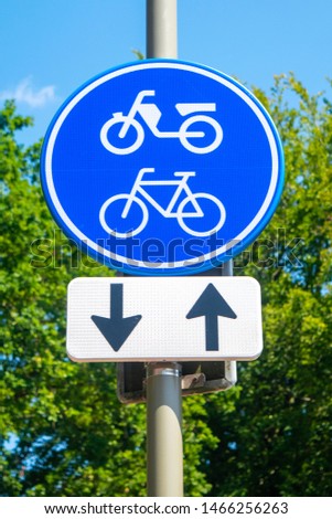 Dutch traffic sign: cyclists and moped riders can ride a moped path from both sides of the bicycle