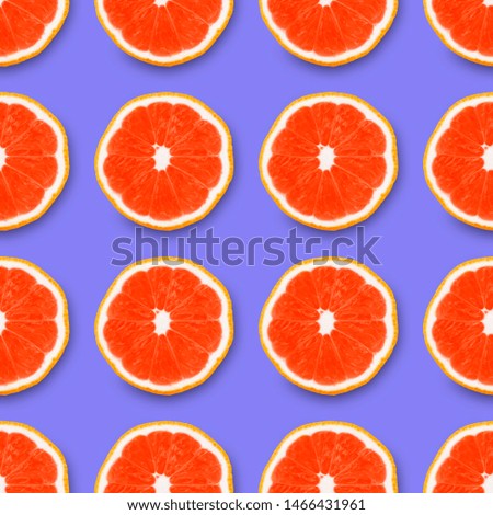 seamless texture, grapefruit sliced ​​into rings on a colored background
