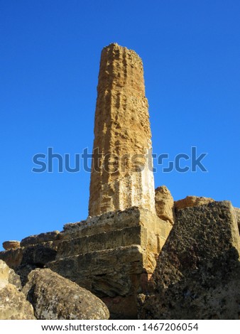 Italy, Sicily, Agrigento / 2018 August 16th / Isolated doric column in Valle dei Templi