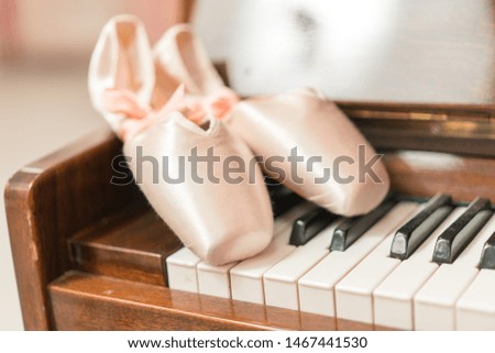 Beige pointes on piano keys