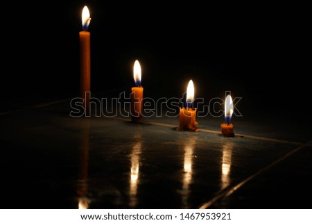 Candle is a light material Consisting of wax sticks, wax, or paraffin embedded in the filling at the point where the filling will dissolve Evaporate into gas and ignite Causing a flame to illuminate.