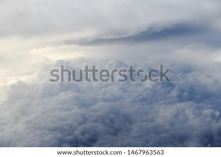 Take aerial photos of the sea of clouds on the plane.	
