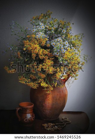  The picture shows a vase with summer wildflowers.
