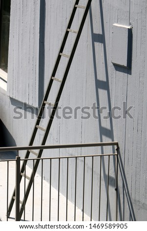 the ladder serves to climb up and down
