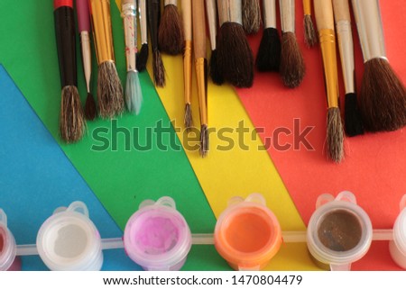 Many brushes of different sizes and shapes for painting paints