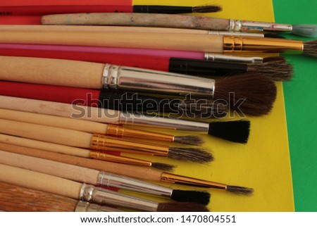 Many brushes of different sizes and shapes for painting paints