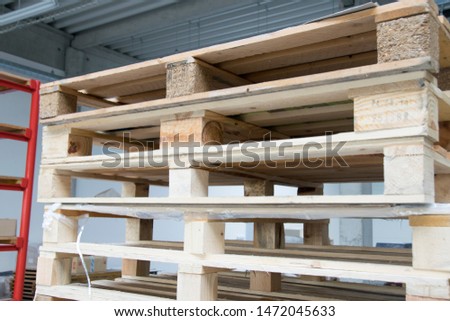 White pallets in the warehouse.