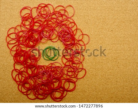 The green rubber band in the red rubber group is a distinctive of leader, which is different from the general people concept.