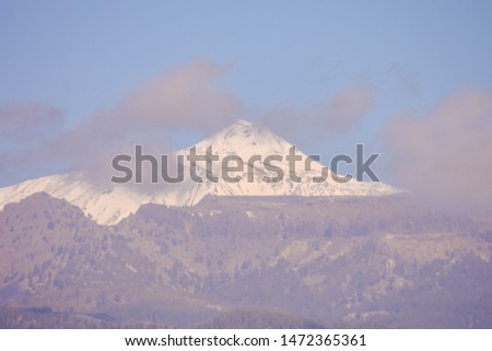 Photo Picture of the snow covered mount teide tenerife spain