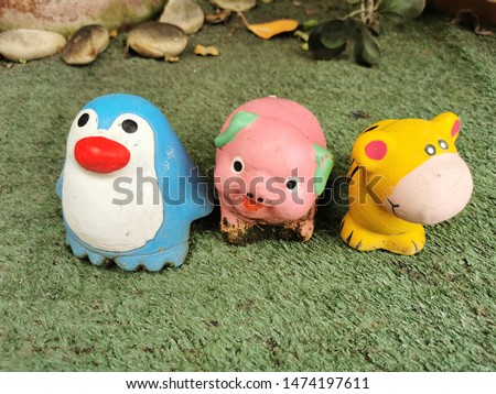 Cartoon animal statues, bright colors, cute and beautiful backgrounds.