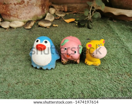 Cartoon animal statues, bright colors, cute and beautiful backgrounds.