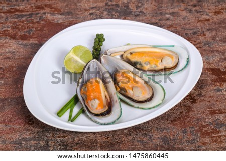 Half mussels with lime and green pepper