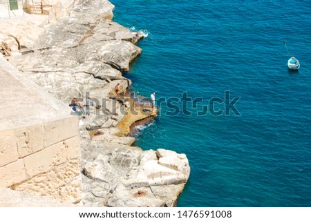 The sea of Valletta is characterized by a fantastic blue color and a cristallin and clean water