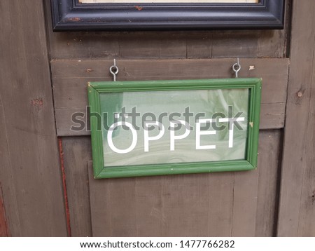 Sign that says open in swedish