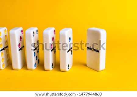 Dominoes that follow an order and a domino that does not follow the rest and looks the other way.