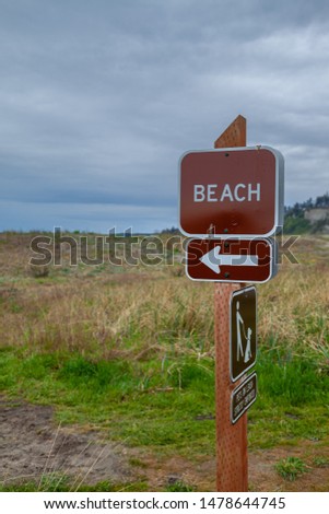 A sign showing the way to the beach near the Pacific Ocean in Washington, USA