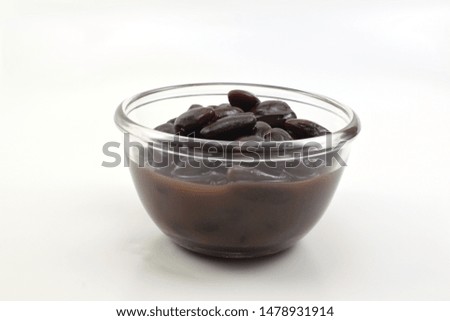 Boiled red beans in glass bowl and on white background.