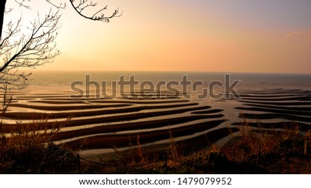 March 11, 2019
At Okoshiki Beach, Uto City, Kumamoto Prefecture, Japan
A superb view where the mudflats appear in the sea of the most beautiful sunset several times a year and shine in the setting sun