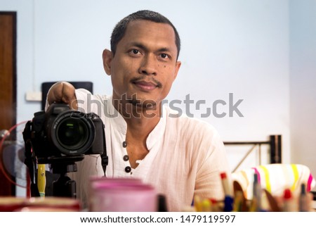 People with disabilities are using a camera;Disabled person;Professional photographer;Mirror photo;
