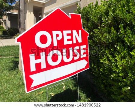 Red open house sign on front lawn. Royalty-Free Stock Photo #1481900522