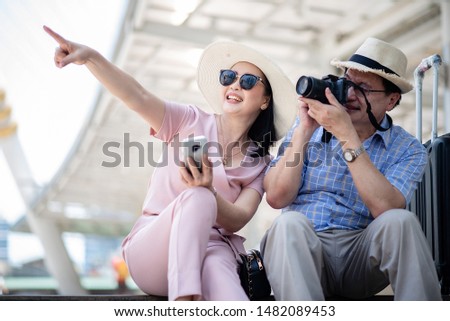 Elderly couples are using the camera playfully Becket travel abroad.
