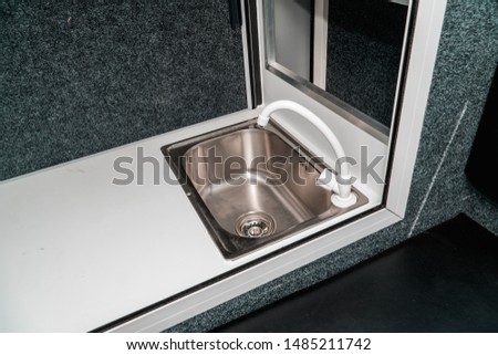 Photo a white kitchen in a mobile home with a sink