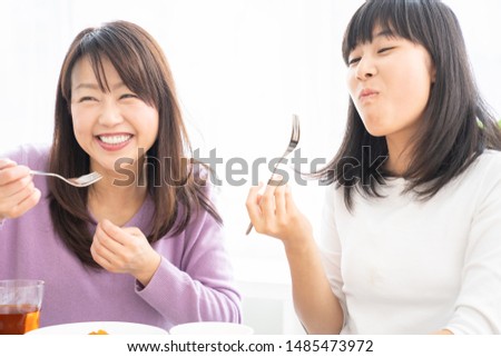 asian parent and daughter who eats