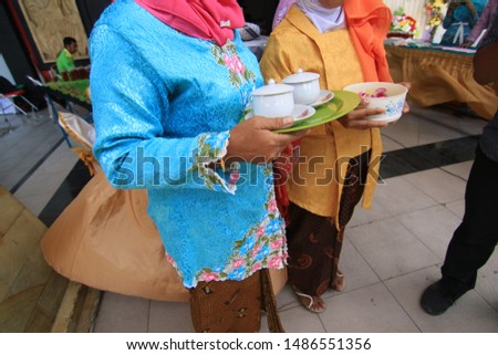 Dulangan Pungkasan is the tradition Javanese marriage with the last bribery procession by the parents to the bride, as a sign of the ultimate responsibility of parents to their married children