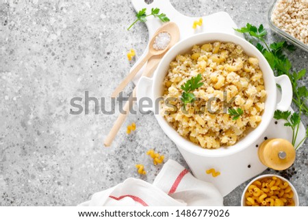 Makaroni po-flotski. Boiled pasta in navy-style with ground chicken meat and fried onions