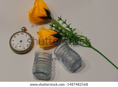 Ancient and old objects that mark a time in the Inpicio of the 20th century. A pocket watch, mechanic, and other objects representative of a time. A picture of the passage of time.