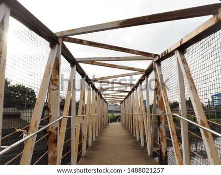 The bridge over the canal is made of steel, decorated with a zigzag iron.