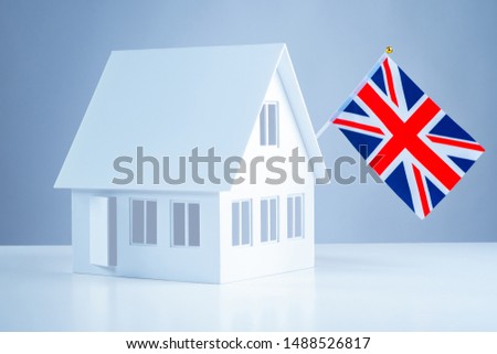 The layout of the cottage with the flag of great Britain. Moving to permanent residence in England. Buying a property in the United Kingdom. Immigration abroad. Resettlement to England. Accommodation