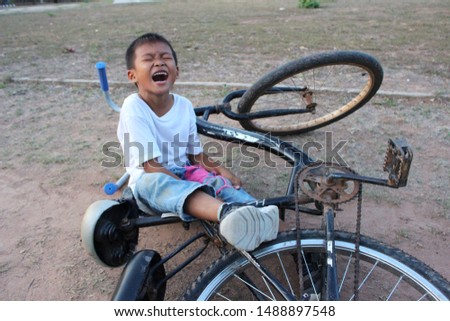 A boy riding a bicycle fell on the field. In the evening he was in pain, taking pictures blurred