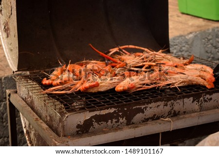 this pic show the grilled prawns on a charcoal grill, food concept