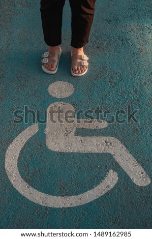 the handicapped sign on the road