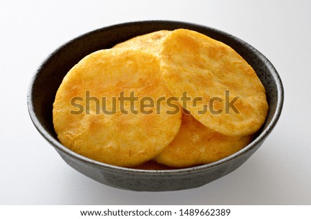Image of curry flavored rice cracker