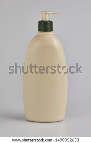 Shampoo bottle pack shot in studio 
