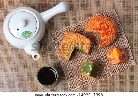 Round mooncake
8 grains and salted eggs and squred mooncake filled red beans, stirred in green tea and chopped macadamia nuts served with tea and teapot.