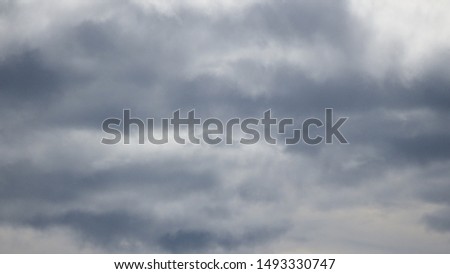 photo of a sky covered in cloudy clouds