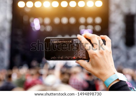 Recording outdoor music concert on a mobile phone