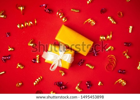 View from above of a decorated gift with bow