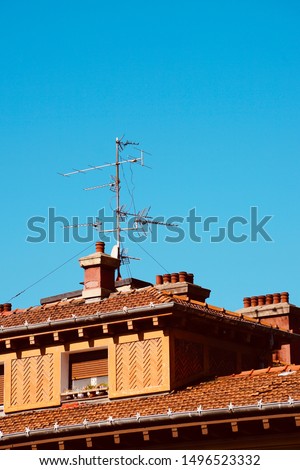      television antenna on the roof of the building in the city                          