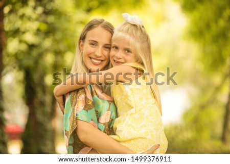  Mother daughter outdoor, noise