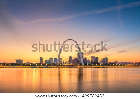 St. Louis, Missouri, USA downtown cityscape on the river at dusk. Royalty-Free Stock Photo #1499762453