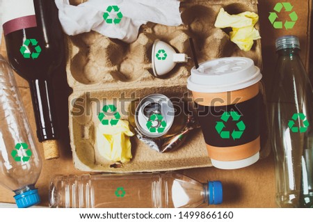 picture with waste that can be recycled, all household items green icon recycling