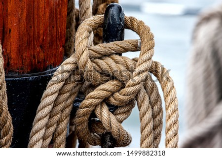 
sailor knot on sailing boat